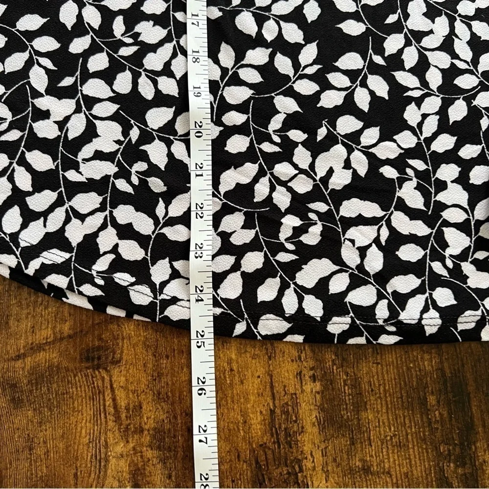 Adrienne Vittadini Blouse NWT Black White Leaf Prnt Lace Sleeve Tie Neck VK32766 - Picture 5 of 12